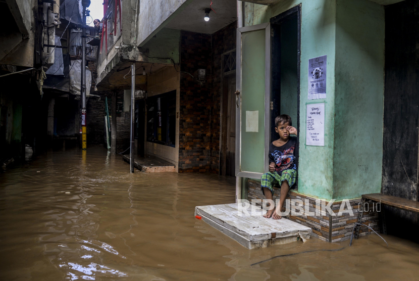 Banjir akibat meluapnya Sungai Ciliwung membuat kawasan Kebon Pala, Kampung Melayu, Jakarta Timur, terendam.