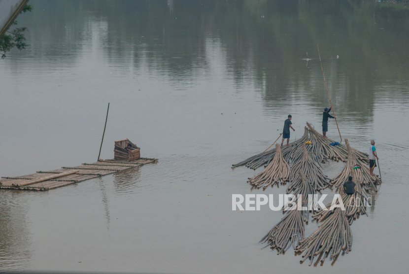 Warga Lebak Diminta tidak Buang Sampah ke Sungai Ciujung. Pedagang mengapungkan bambu melintasi Sungai Ciujung di Rangkasbitung, Lebak, Banten, Senin.