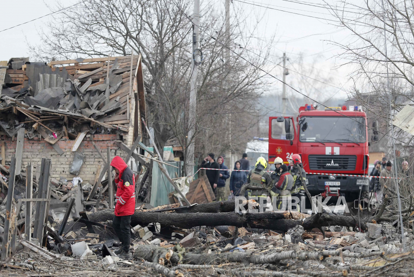 Layanan darurat di lokasi bangunan tempat tinggal yang hancur setelah serangan rudal Rusia di pinggiran Kyiv, Ukraina, 29 Desember 2022. Perdana Menteri Jepang Fumio Kishida telah diundang untuk mengunjungi Ukraina.