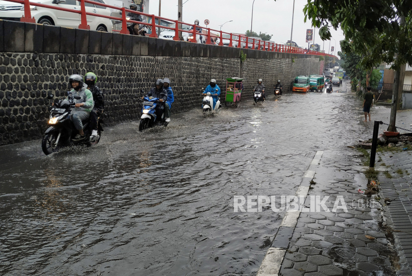 Badan Meteorologi, Klimatologi, dan Geofisika (BMKG) memprakirakan hujan bakal mengguyur mayoritas kota-kota besar di Indonesia pada Rabu (27/12/2023).