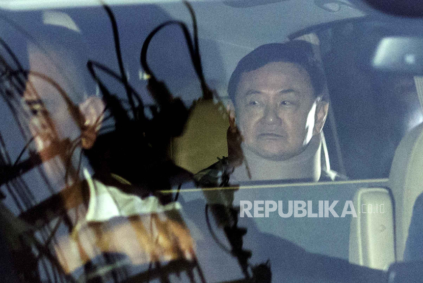 Mantan Perdana Menteri Thailand Thaksin Shinawatra (kanan) duduk di dalam kendaraan di depan kediamannya usai dibebaskan bersyarat di Bangkok, Thailand, Ahad, (18/2/2024). 