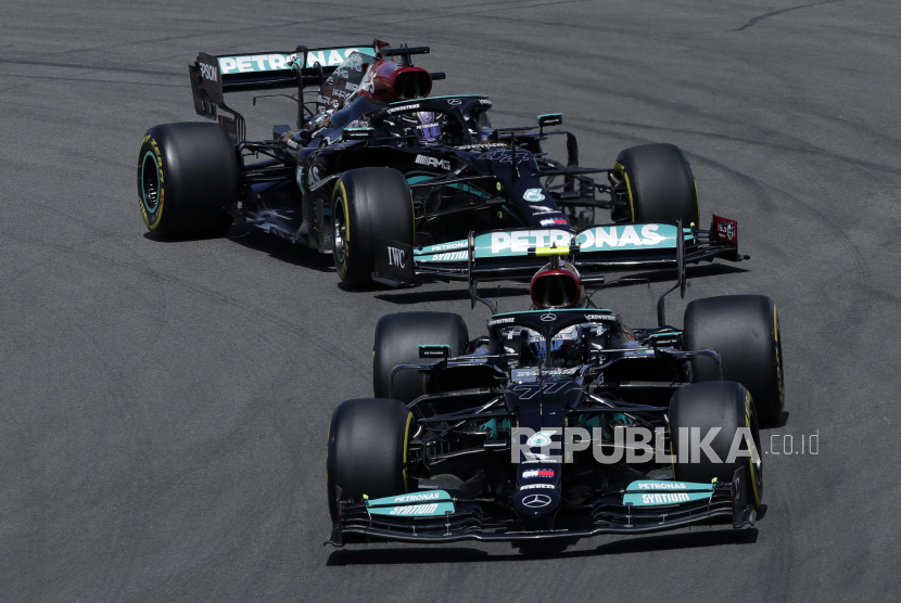 Pembalap Mercedes Valtteri Bottas dari Finlandia mengambil tikungan diikuti oleh pembalap Mercedes Lewis Hamilton dari Inggris pada Grand Prix Formula Satu Portugal di Sirkuit Internasional Algarve dekat Portimao, Portugal, Minggu, 2 Mei 2021.