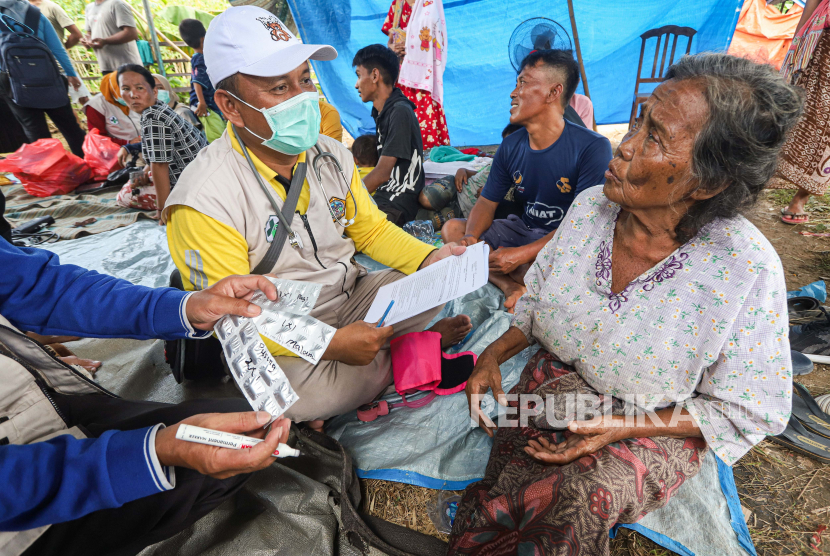 Petugas memeriksa kesehatan warga terdampak gempa di Desa Sangkapura, Pulau Bawean, Kabupaten Gresik, Jawa Timur, Selasa (26/3/2024). 