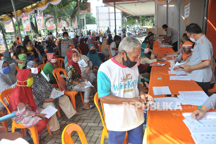 Sejumlah warga melakukan proses pengambilan Bantuan Sosial Tunai (BST). Ilustrasi