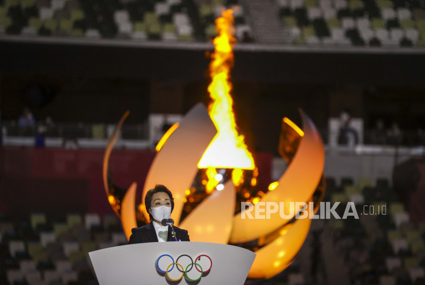  Seiko Hashimoto, presiden Komite Penyelenggara Olimpiade dan Paralimpiade Tokyo berbicara saat upacara penutupan di Stadion Olimpiade pada Olimpiade Musim Panas 2020, Minggu, 8 Agustus 2021, di Tokyo, Jepang.