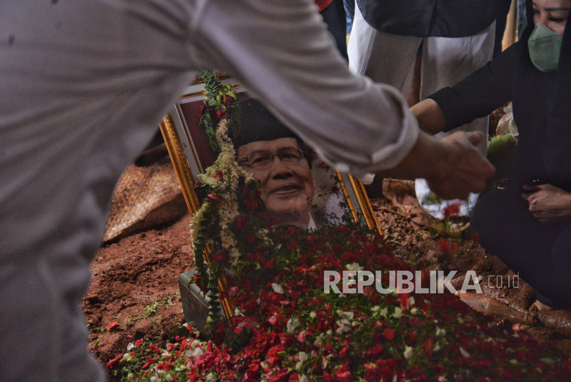 Kerabat berdoa dan menabur bunga di makam eks almarhum Menteri Koordinator (Menko) Bidang Kemaritiman Rizal Ramli di TPU Jeruk Purut, Jakarta Selatan, Kamis (4/1/2024). 