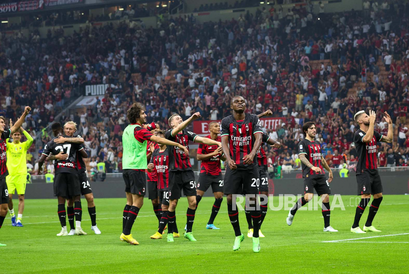 Para pemain AC Milan merayakan kemenangan dalam pertandingan sepak bola Serie A Italia antara AC Milan dan FC Inter Milan di stadion Giuseppe Meazza di Milan, Italia, 03 September 2022.
