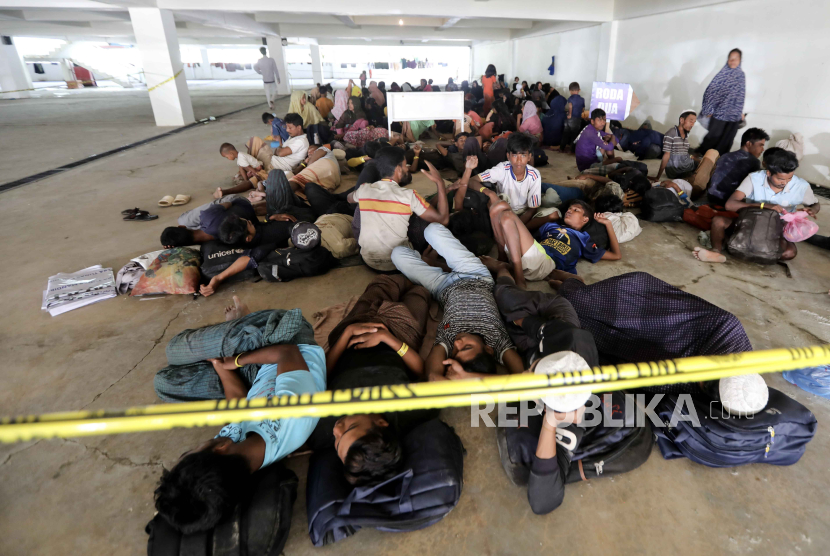 Pengungsi Rohingya beristirahat di tempat lokasi penampungan sementara di Banda Aceh, 12 Desember 2023. 