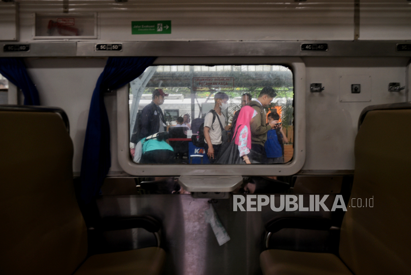 Penumpang kereta api tiba di Stasiun Pasar Senen, Jakarta, Selasa (2/1/2024). 