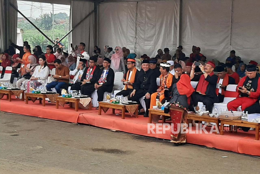 Ribuan orang menghadiri acara Lebaran Depok 2023 di Gardens at Candi Sawangan, Bojongsari, Sabtu (20/05/2023). Berbagai atraksi kebudayaan hingga ratusan stand UMKM menyemarakkan agenda tersebut.