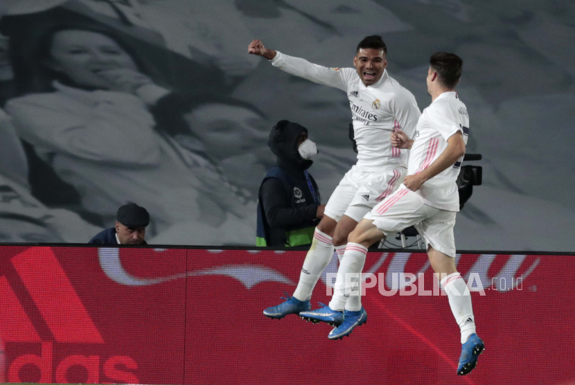 Casemiro (kiri) dari Real Madrid merayakan mencetak gol.