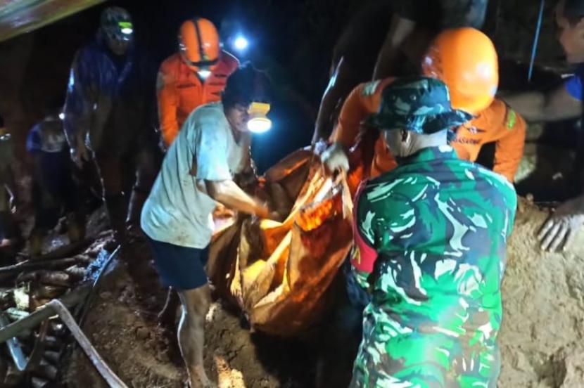 Tim SAR menemukan jenazah penambang yang tertimbun longsor di Sulawesi Utara..