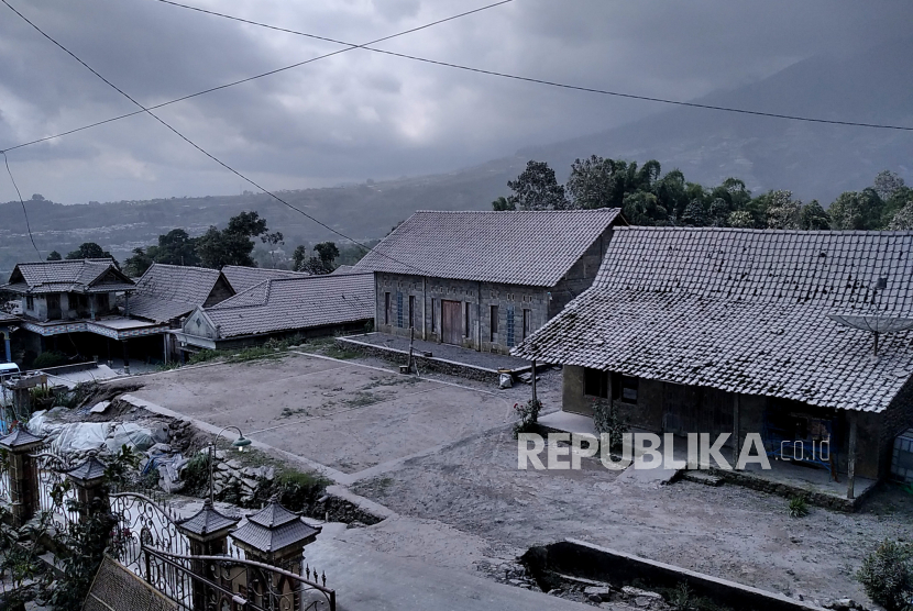 Rumah warga tertutup abu vulkanis imbas erupsi Gunung Merapi di Desa Tlogolele, Selo, Boyolali, Jawa Tengah, Senin (13/3/2023). Salah satu desa terdekat dengan Gunung Merapi di arah Barat Daya mengalami hujan abu vulkanis cukup tebal. Hingga hari ke-tiga pasca erupsi besar pada Sabtu (11/3/2023) lalu, abu vulkanis tebal masih menutupi rumah warga dan perkebunan. Jarak Desa Tlogolele dari puncak Gunung Merapi sekitar lima kilometer, dan termasuk dalam kategori kawasan rawan bencana.