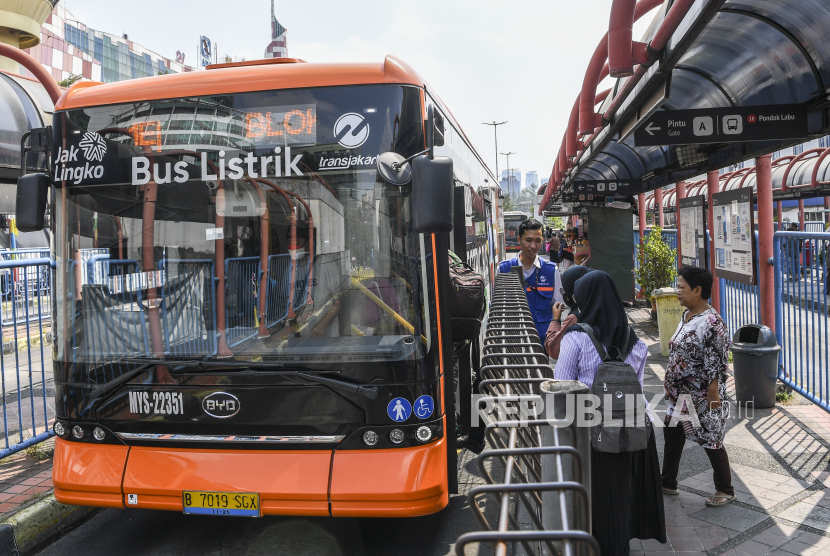 Warga menaiki bus listrik di Terminal Blok M, Jakarta. Pj Gubernur DKI Heru Budi menargetkan 100 bus listrik beroperasi pada Oktober 2023.