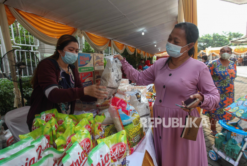 Warga membeli beras di Pasar Gotong Royong Ramadhan di halaman Gelanggang Remaja Surabaya, Jawa Timur.  Pemerintah Kota Surabaya terus berupaya mengendalikan harga kebutuhan pokok 