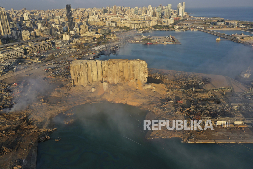 Asap mengepul dari lokasi ledakan yang melanda pelabuhan Beirut, Lebanon, Rabu, 5 Agustus 2020.