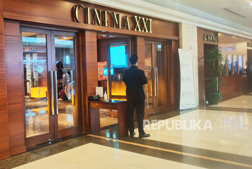 Petugas keamanan berjaga didepan pintu masuk Cinema XXI, Jakarta, Jumat, (7/7/2023).