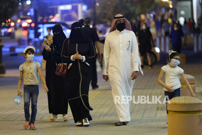 Keluarga di Arab Saudi keluar pada malam hari saat kasus Covid-19 meningkat, ilustrasi