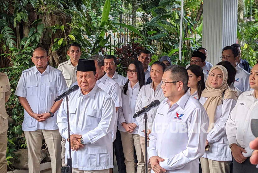 Ketua Umum Partai Gerindra Prabowo Subianto dengan Ketua Umum Partai Perindo Hary Tanoesoedibjo usai menggelar pertemuan di kediaman Prabowo, Jakarta, Rabu (5/4/2023).