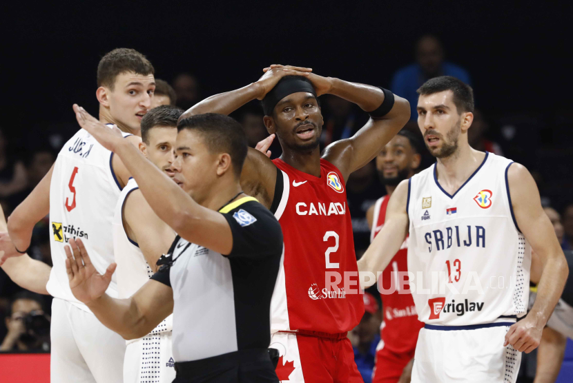 Pemain timnas Kanada Shai Gilgeous-Alexander (tengah) tampak menyesal pada laga melawan Serbia pada Semifinal FIBA Basketball World Cup 2023.