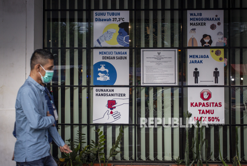 Warga berjalan di depan salah satu restoran yang tutup selama pelaksanaan PPKM (ilustrasi)