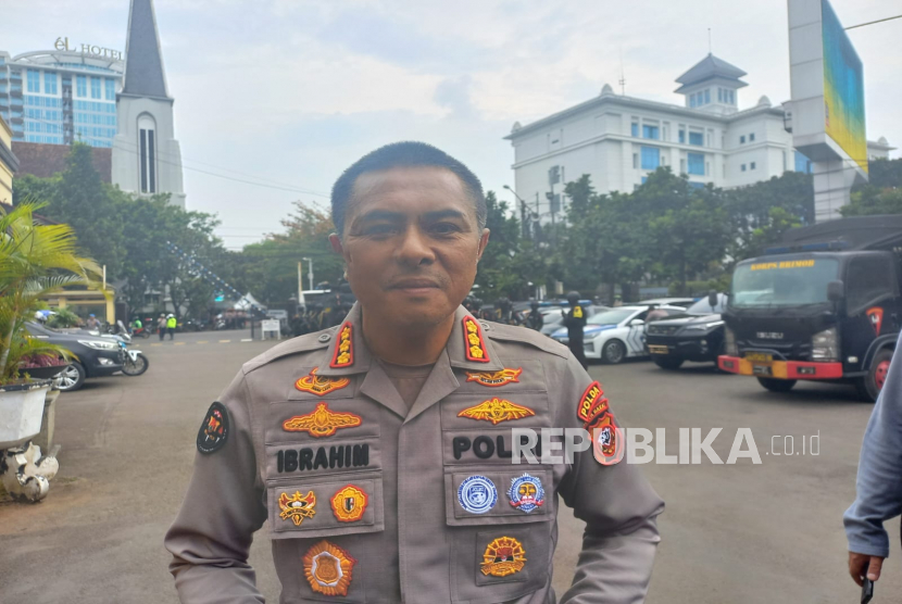 Kabid Humas Polda Jawa Barat Kombes Pol Ibrahim Tompo. Polda Jabar tetap proses hukum mantan Kapolsek Mundu meski korban mencabut laporan.