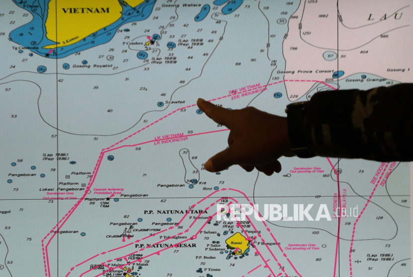 Menunjuk Natuna, area yang kaya dengan minyak bumi dan gas.
