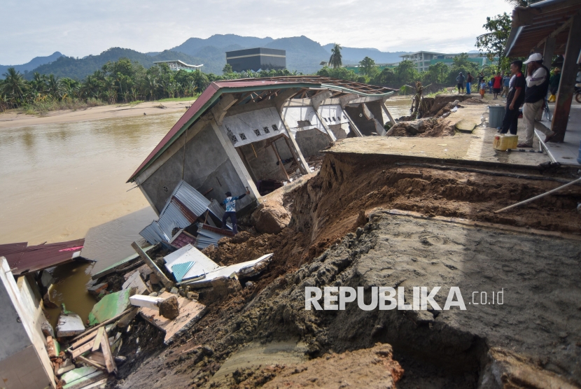 Bangunan Taman Pendidikan Alquran di Padang Pariaman Ambruk Diterjang Banjir Bandang