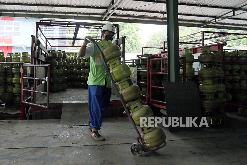 Pekerja mengangkut tabung LPG 3 kilogram di salah satu gudang distribusi elpiji di Blitar, Jawa Timur, beberapa waktu lalu. PT Pertamina Marketing Operation Region (MOR) V mencatat terjadi penurunan konsumsi BBM sebesar 32 persen selama Ramadhan dan Idul Fitri 1441 H.