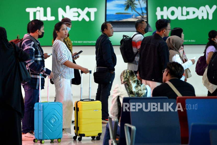 Calon penumpang antre memasuki pesawat di Terminal Domestik Bandara Internasional I Gusti Ngurah Rai, Badung, Bali, Sabtu (16/12/2023). 