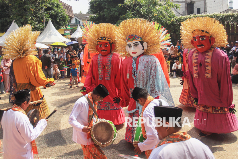 Parade Ondel-Ondel Meriahkan HUT Perkampungan Budaya Betawi Setu Babakan