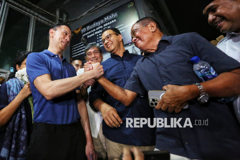 Mantan Menteri Perdagangan Tom Lembong didampingi mantan Gubernur DKI Jakarta Anies Baswedan berjabat tangan dengan sahabatnya saat keluar dari Rutan Cipinang, Jakarta, Jumat (1/8/2025). Tom Lembong resmi bebas dari Rutan Cipinang setelah mendapatkan abolisi dari Presiden Prabowo Subianto. Tom Lembong disambut para pendukungnya tepat di depan pintu keluar rutan. Pembebasan Tom disambut gembira pendukugnya. Sebelumnya Tom Lembong divonis hukuman penjara 4 tahun 6 bulan oleh Pengadilan Negeri Tindak Pidana Korupsi (PN Tipikor) Jakarta. Hal itu terkait kasus korupsi pemberian izin impor gula di Kementerian Perdagangan (Kemendag).