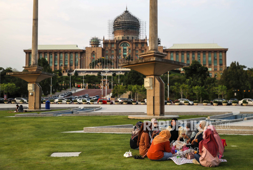  Umat  Muslim Malaysia berswafoto sebelum berbuka puasa di bulan Ramadhan. Hampir seluruh umat Islam di Indonesia dan Malaysia merasa bahwa menjadi Muslim adalah bagian penting dari identitas mereka 