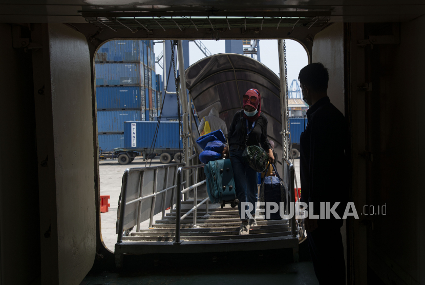 Calon penumpang naik ke dalam KM Doro Londa tujuan Makassar dan Bitung di Pelabuhan Tanjung Priok, Jakarta, Jumat (23/4/2021). Pemerintah memperpanjang masa larangan mudik dari yang semula 6-17 Mei menjadi 22 April - 24 Mei 2021 untuk mencegah penyebaran COVID-19. 
