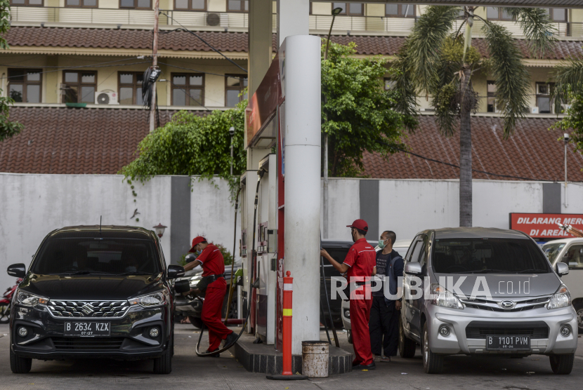 Petugas melayani pengisian BBM jenis Pertalite di Jakarta, Sabtu (3/9/2022).  Pemerintah menetapkan harga Pertalite dari Rp 7.650 menjadi Rp 10.000 per liter, Solar dari Rp 5.150 menjadi Rp 6.800 per liter, Pertamax dari Rp 12.500 menjadi Rp 14.500 per liter yang berlaku pada Sabtu 3 September 2022. Harga BBM Naik, Pemerintah Diminta Waspada Dampak pada Pertumbuhan Ekonomi