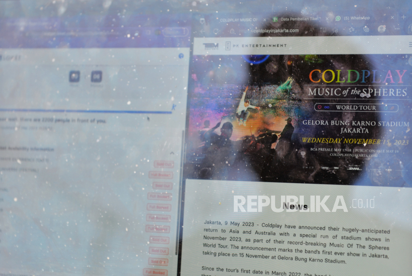 Warga mencoba membeli tiket konser Coldplay secara online di Jakarta, Rabu (17/5/2023). Grup musik asal Inggris tersebut akan menggelar tour bertajuk Coldplay Music of The Spheres World Tour Jakarta. 