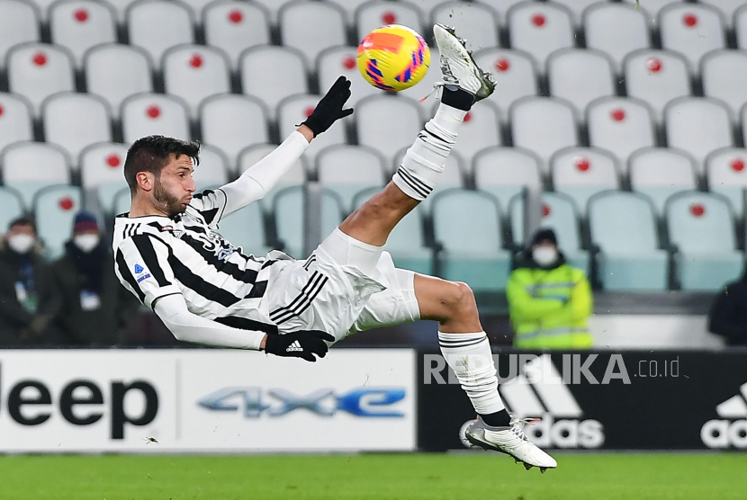 Pemain Juventus Rodrigo Bentancur beraksi saat pertandingan sepak bola Serie A Italia Juventus FC vs Udinese Calcio di Stadion Allianz di Turin, Italia, 15 Januari 2022.