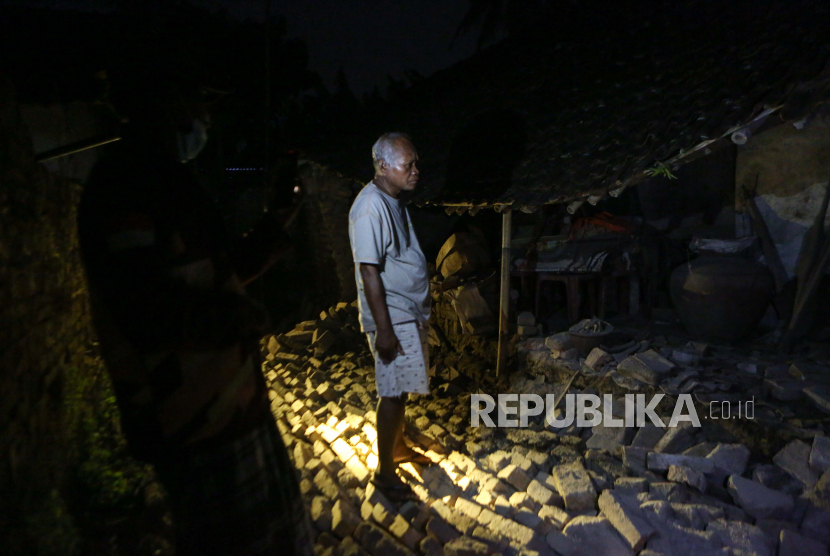 Warga menunjukkan rumah yang roboh di Buruhan, Tirtosari, Kretek, Bantul, DI Yogyakarta, Jumat (30/6/2023). (Ilustrasi)