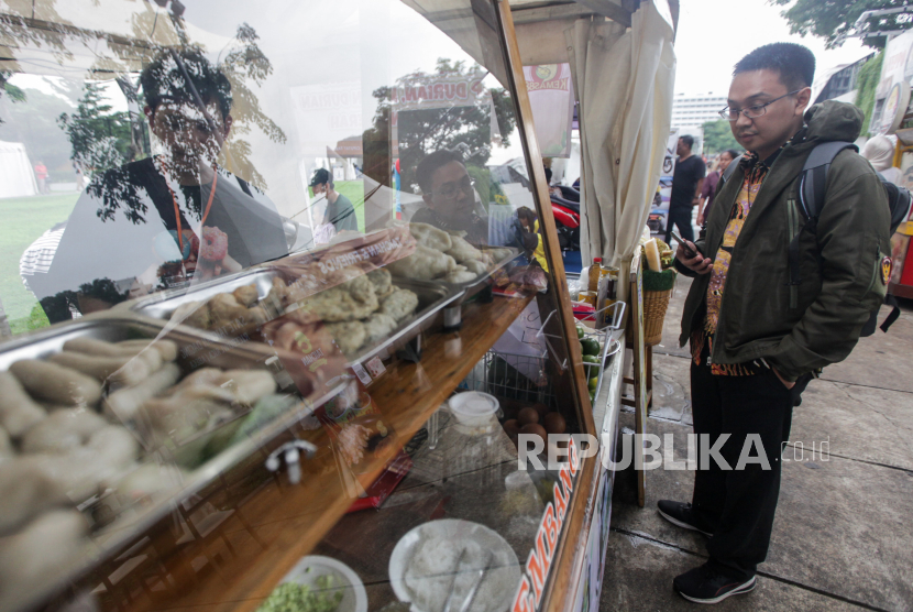 Warga membeli makanan yang dijual saat Djakarta Ramadhan Fair. Polri menjamin ketersediaan pengan selama Ramadhan hingga Idul Fitri.