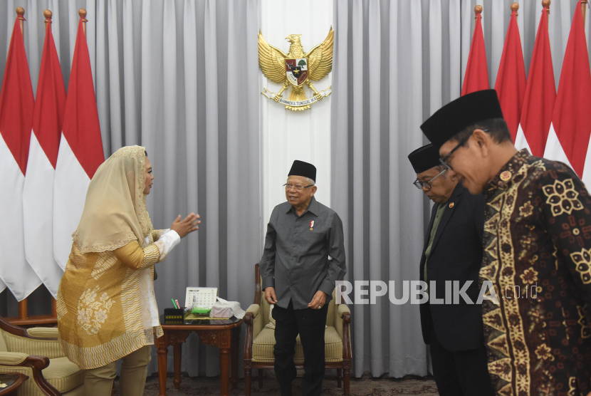 Wakil Presiden Maruf Amin (kedua kiri) didampingi Staf Khusus Wapres Masduki Baidlowi (kedua kanan) dan Robikin Emhas (kanan) menerima kunjungan cicit dari pendiri Nahdlatul Ulama sekaligus anak dari pendiri PKB, Yenny Wahid (kiri) di Rumah Dinas Wapres, Jalan Diponegoro, Jakarta, Senin (19/8/2024). Dalam kunjungannya, Yenny Wahid meminta Maruf Amin sebagai Wapres sekaligus ulama sesepuh NU untuk memediasi terkait konflik antara PKB dengan Nahdlatul Ulama. 