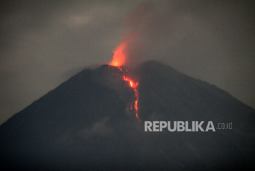 Gunung Semeru. Pusat Pengendali Operasi Badan Penanggulangan Bencana Daerah Kabupaten Lumajang, Jawa Timur, melaporkan Gunung Semeru masih meluncurkan awan panas guguran pada Ahad (6/12) pagi. 