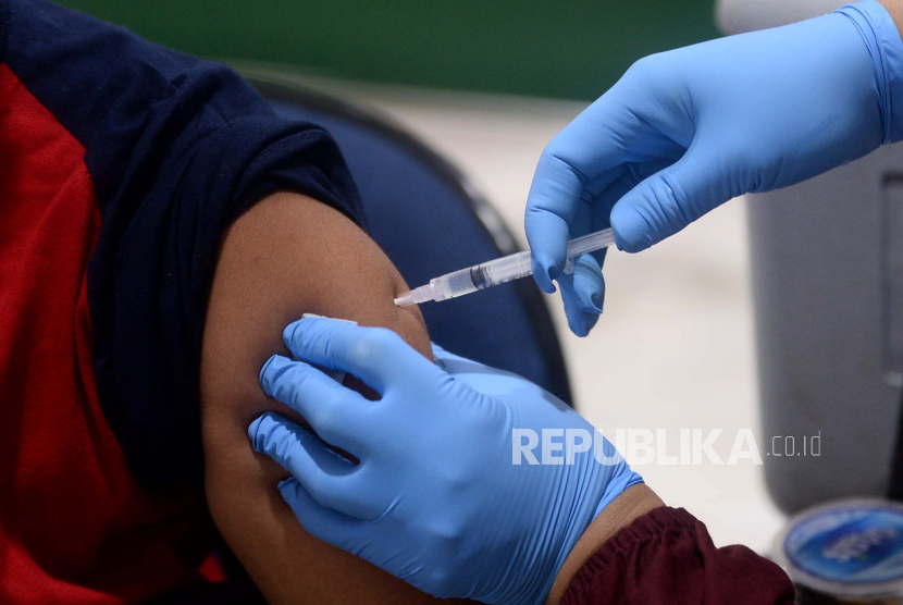 Petugas kesehatan menyuntikkan vaksin covid-19 kepada warga, (ilustrasi). Bank Indonesia menyatakan vaksinasi memicu pemulihan ekonomi.
