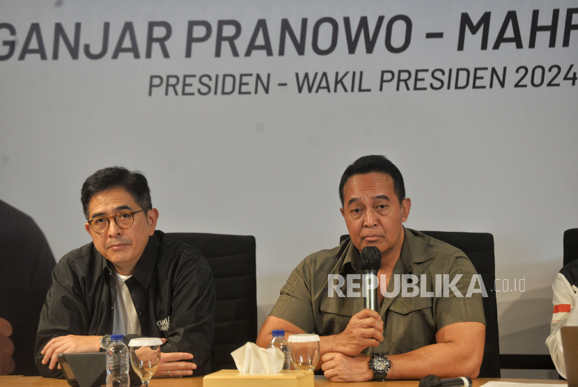 Mantan Panglima TNI Andika Perkasa (kanan) 
