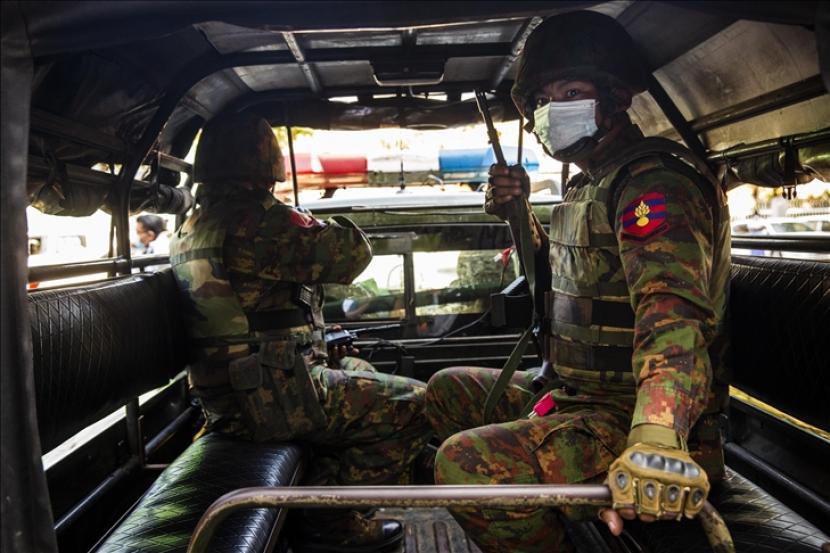Pertempuran hebat meletus di pos terdepan tentara Myanmar dekat perbatasan timur dengan Thailand pada Selasa pagi(27/4)