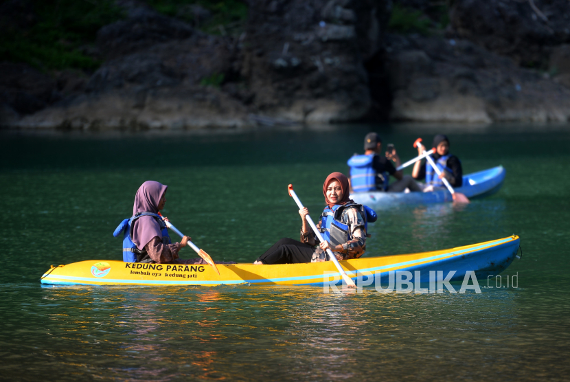Wisatawan bermain kano di Sungai Oya, Wisata Alam Kedungjati, Bantul, Yogyakarta. Tercatat 213.429 wisatawan berkunjung ke destinasi wisata di Bantul pada libur Natal dan Tahun Baru 2024.