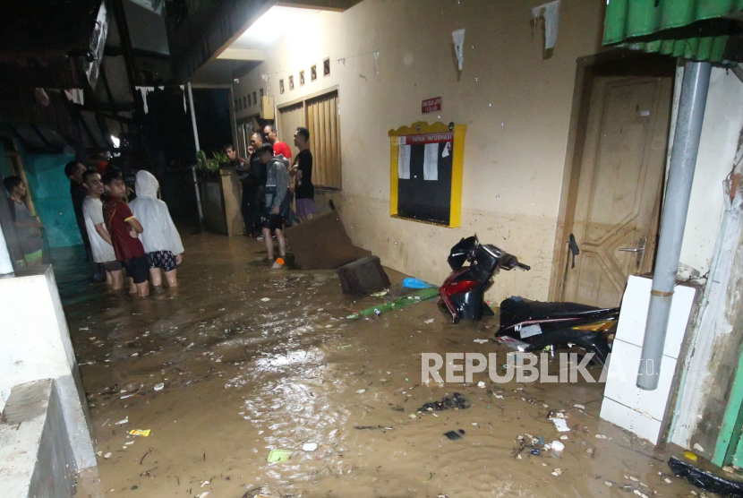 Banjir menggenangi permukiman di kawasan Kelurahan Braga, Kecamatan Sumur Bandung, Kota Bandung Jawa Barat, Kamis (11/1/2024).