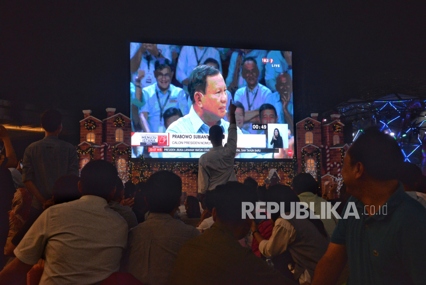 Sejumlah relawan muda Prabowo-Gibran saat mengikuti nonton bareng (Nobar) Debat Pilpres 2024. Prabowo membantah Anies bahwa kalau demokrasi tidak berjalan tidak akan jadi gubernur.