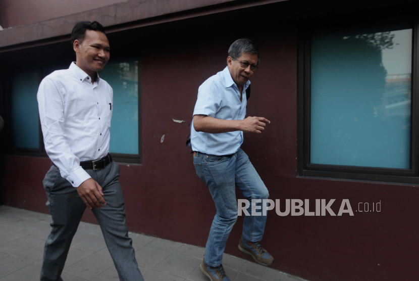 Pengamat politik Rocky Gerung (kanan) menari didampingi kuasa hukumnya, usai menjalani pemeriksaan di Bareskrim Polri, Jakarta Selatan, Rabu (6/9/2023). 
