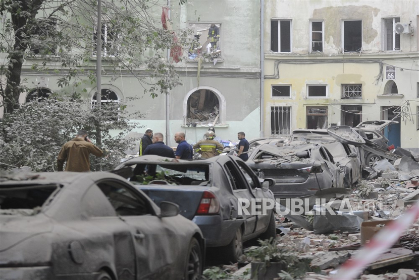 Tim penyelamat dan polisi Ukraina bekerja di lokasi setelah roket menghantam sebuah blok apartemen di Lviv, Ukraina, Kamis (6/7/ 2023). 