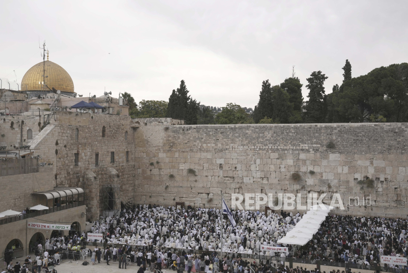 Yahudi melakukan ritual di kawasan Masjid Al-Aqsa Yerusalem Palestina. 